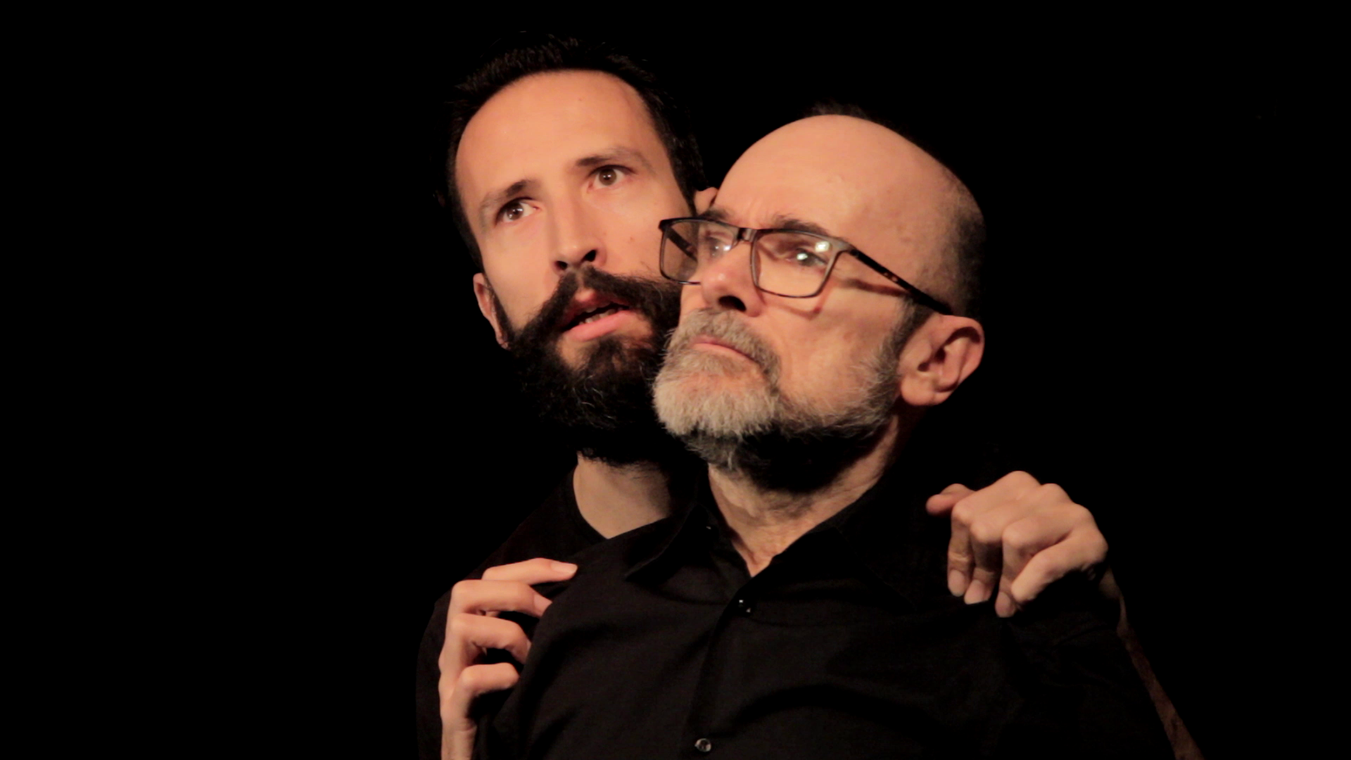 Miguel Bermejo en escena durante un show de improvisación