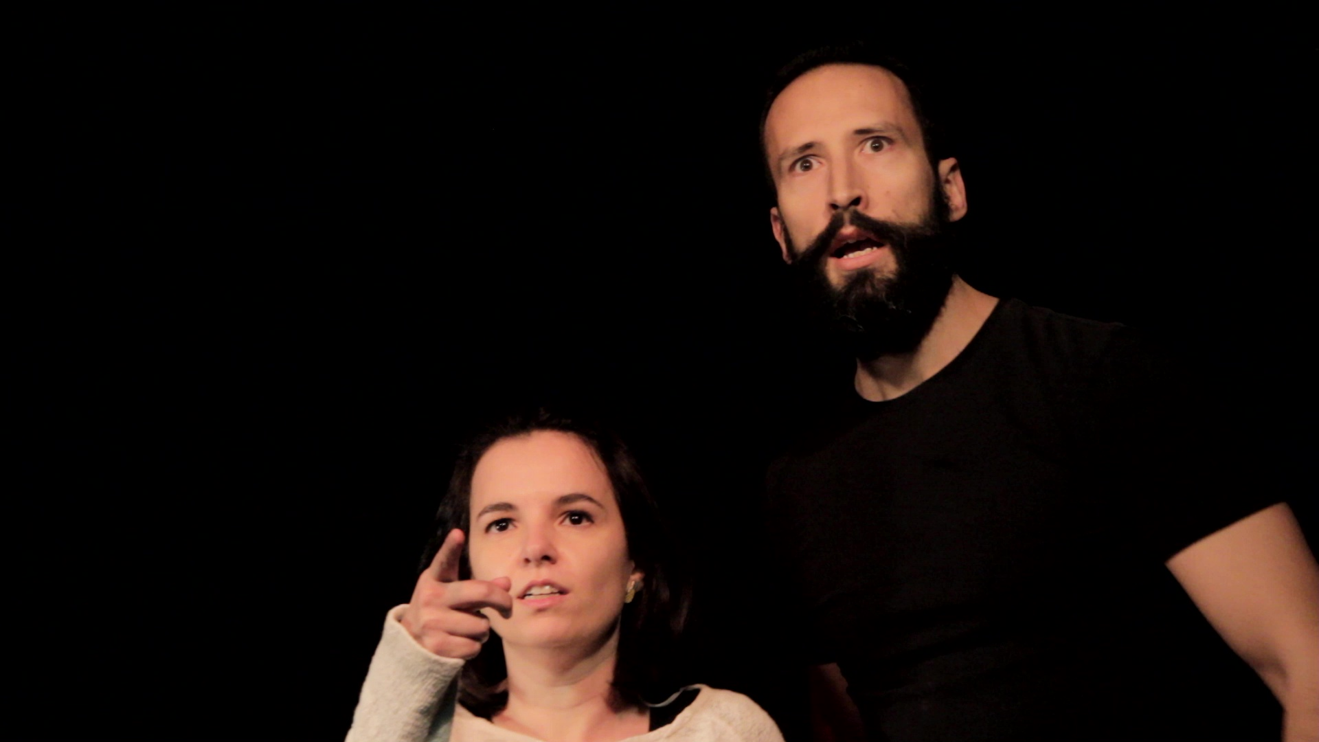 Grupo de improvisadores jugando una escena sobre el escenario
